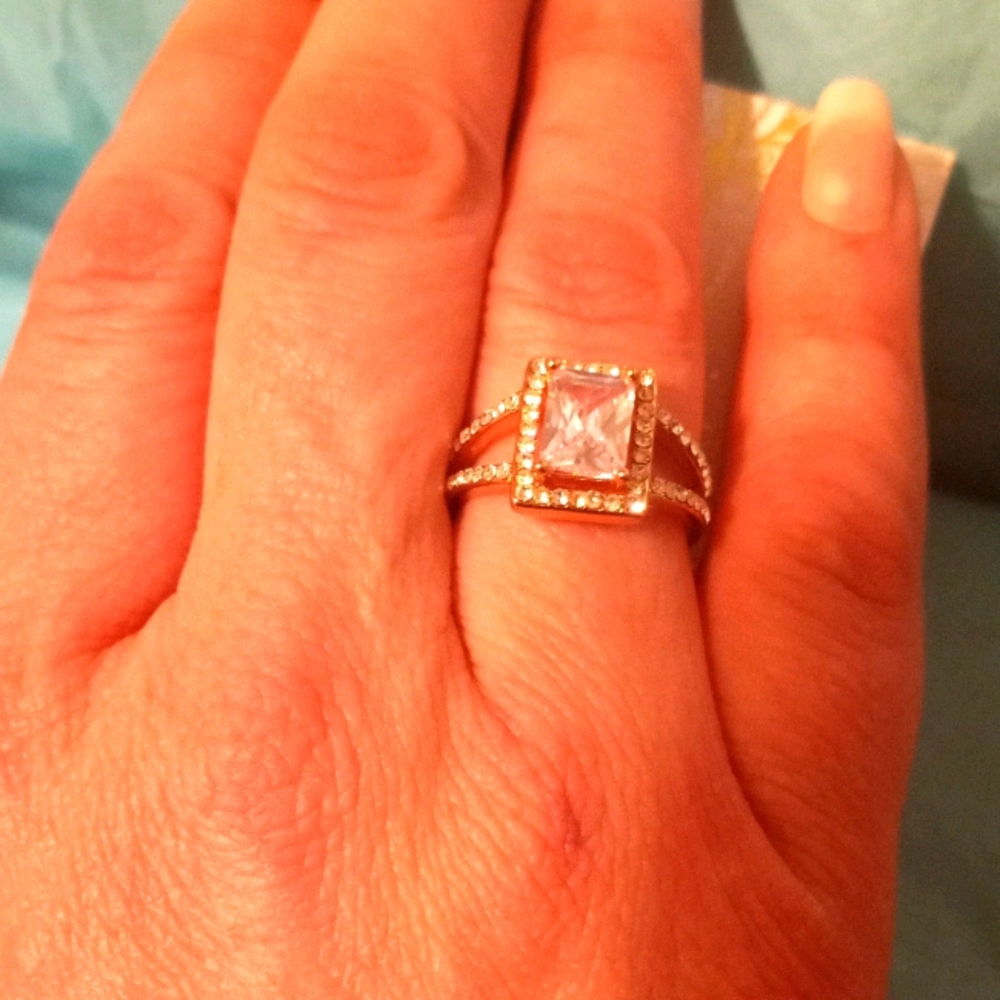 *New* Beautiful Rose Gold Ring Gem